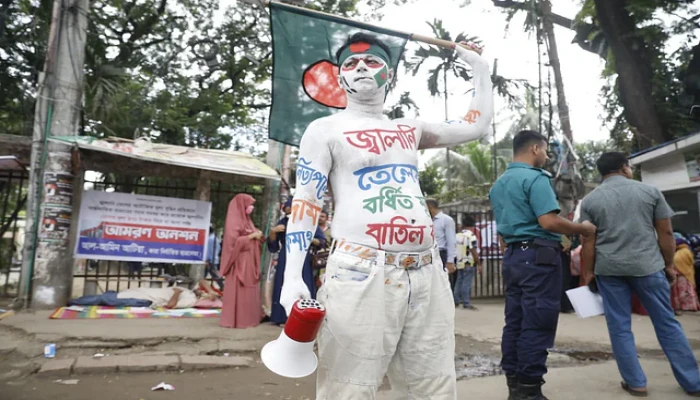 প্লেকার্ড নয়, এবার নিজ গায়েই লিখেছেন মোখলেছুর