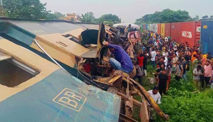 ভয়াবহ ট্রেন দুর্ঘটনা, মৃতের সংখ্যা বেড়ে ১৭