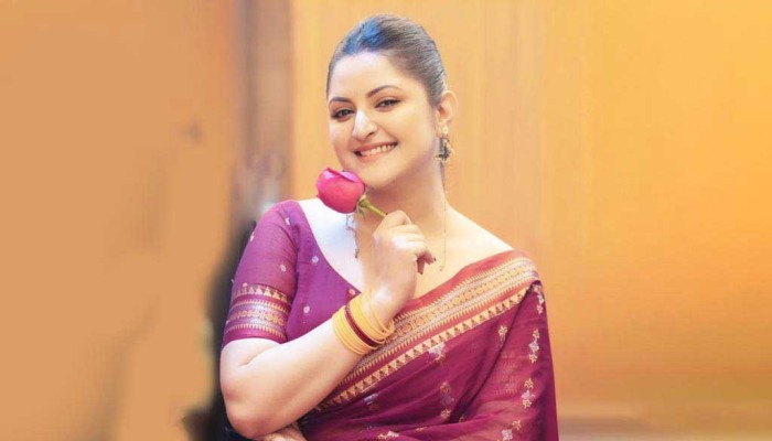 কাচের বাড়ি বানাচ্ছেন পরী!