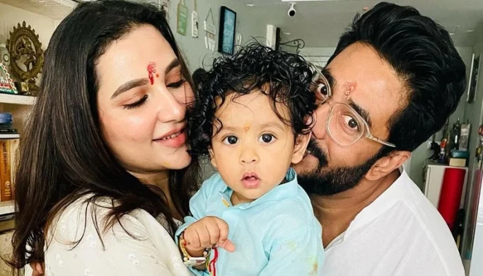 সন্তানসহ দুবাইয়ে আটকে শুভশ্রী, উদ্বিগ্ন রাজ