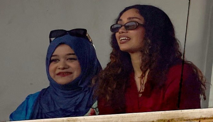 খেলা দেখতে মাঠে জাইমা রহমান