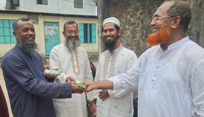 বরগুনায় রাস্তায় কুড়িয়ে পাওয়া দেড় লাখ টাকা নিয়ে যা করলেন যুবক