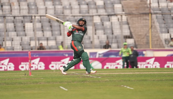 ছক্কা হাঁকিয়ে শতরানের মাইলফলক ছুঁলেন তামিম