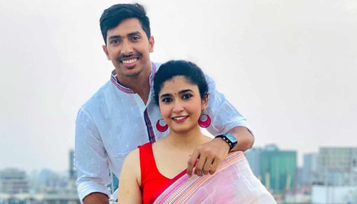 তেল দিতে না পারলে পিছিয়ে থাকতে হয়: সৌম্য সরকারের স্ত্রী