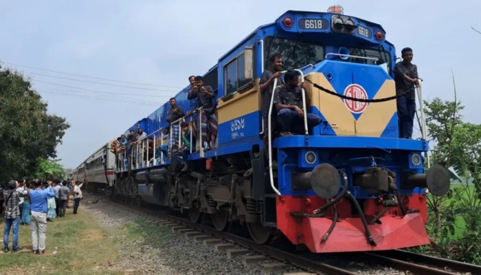 ২১ ঘণ্টা পর স্বাভাবিক হল উত্তরাঞ্চলের সঙ্গে রেল যোগাযোগ