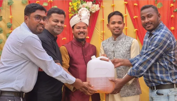 বিয়ের অনুষ্ঠানে বরকে ৫ লিটার অকটেন উপহার