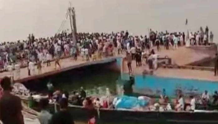 ফেরিতে ওঠার সময় নিয়ন্ত্রণ হারিয়ে নদীতে বাস, বহু হতাহতের শঙ্কা