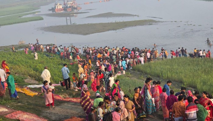ব্রহ্মপুত্রে পাপমুক্তির স্নানে পুণ্যার্থীর ঢল