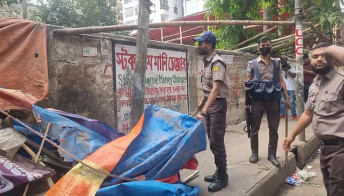 ফুটপাত দখলমুক্ত করতে মগবাজার থেকে বাংলামোটর পর্যন্ত ডিএমপির অভিযান
