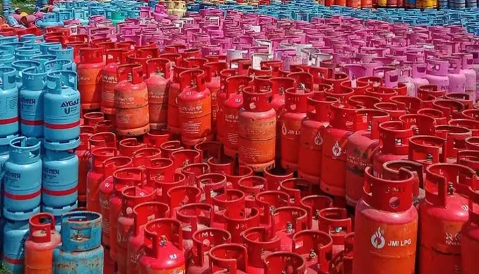 ১২ কেজি এলপিজি সিলিন্ডারের দাম ৩৮৭ টাকা বেড়ে ১ হাজার ৭২৮ টাকা