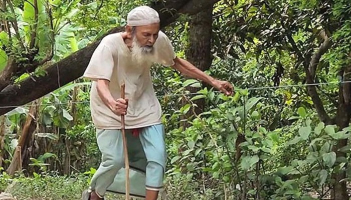 বাঁশ-দড়ি বেয়ে মসজিদে যাওয়া মুয়াজ্জিন আব্দুর রহমান আর নেই