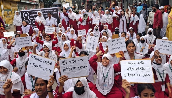 বরিশালে স্কুলছাত্রী চৈতি নিহতের ঘটনায় উত্তাল সড়ক