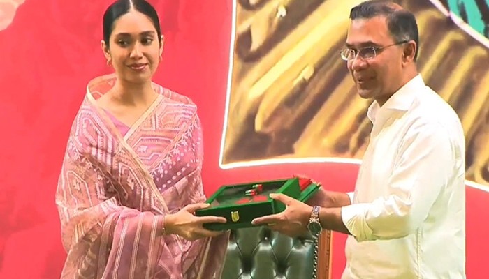 বাবার হাত থেকে দাদীর পক্ষে স্বাধীনতা পুরস্কার নিলেন জাইমা রহমান