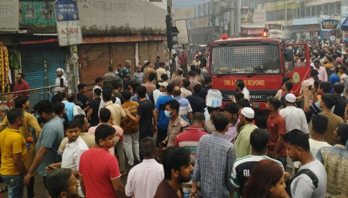 রাজধানীর গুলিস্তানে জুতার গোডাউনে আগুন