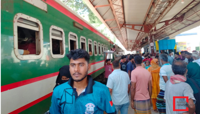 কুষ্টিয়ায় বাবা-ছেলেকে ছুরিকাঘাতের অভিযোগে ট্রেন আটকে বিক্ষোভ