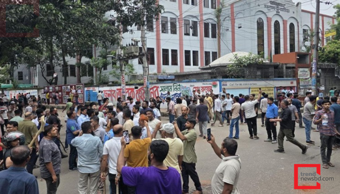 ঢাকা আলিয়া মাদ্রাসায় ছাত্রদল ও ছাত্রশিবিরের তীব্র সংঘর্ষ, আহত একাধিক