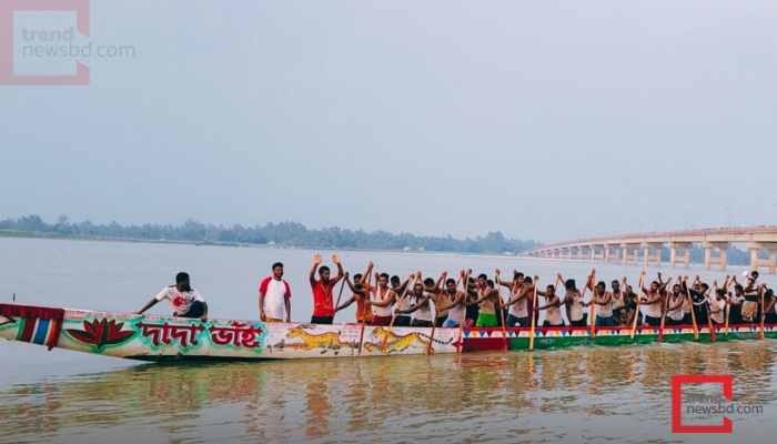 ধরলায় ছুটছে বাইচের নৌকা, দুই পারে উৎসবের আমেজ